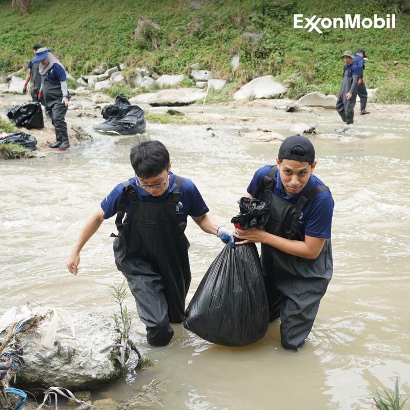 exxonmobil's tweet photo. It’s a gift to give back. From river cleaning to giving blood, take a look at some of the volunteer work ExxonMobil staff have participated in throughout the year.