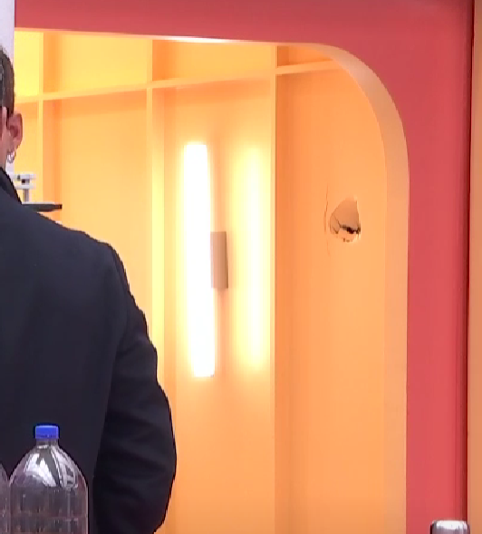 's tweet image. el pedazo de boquete que ha dejado luitingo por el puñetazo que pego?
 #GHVIPGala12 #GHVIP30N #GHVIP1D