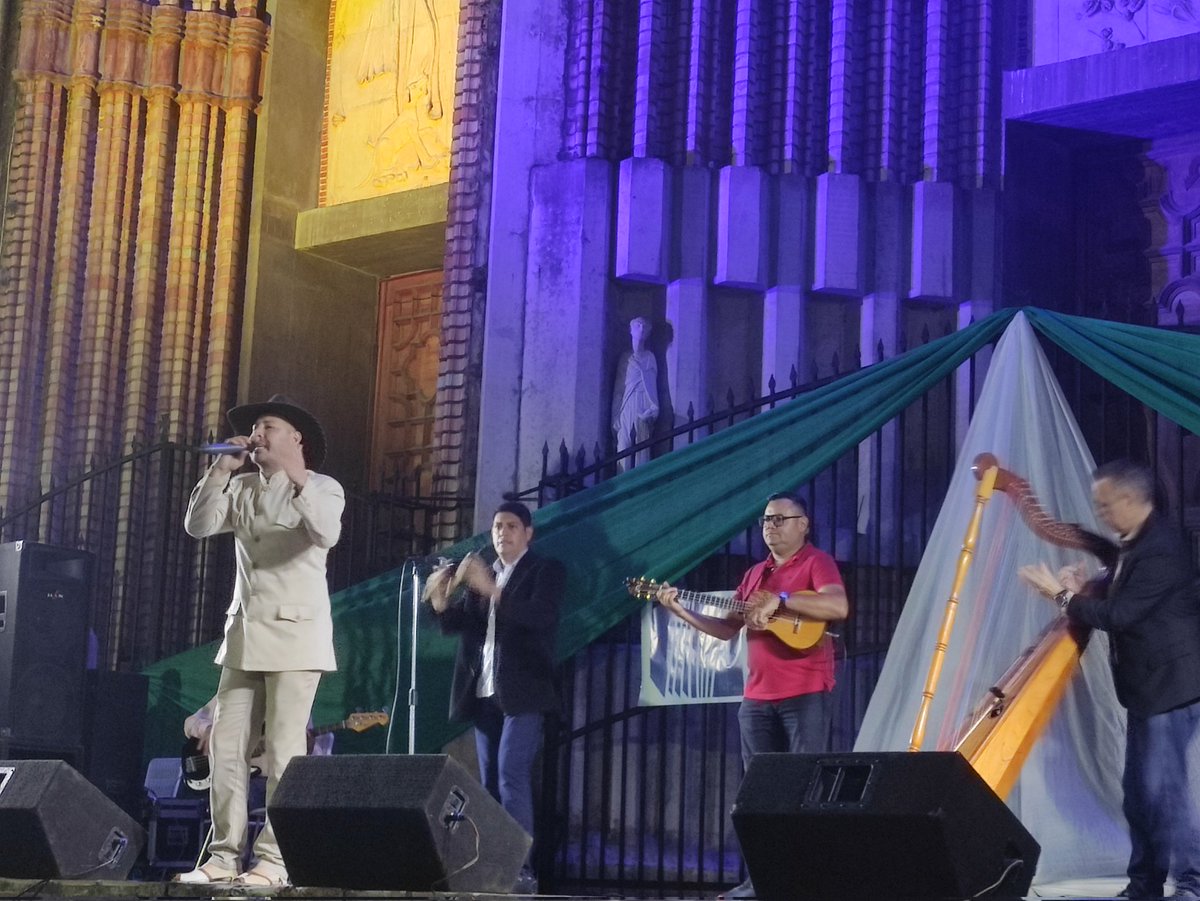 upelrubio1's tweet photo. #Hoy | La canta criolla de hizo sentir en la gala musical la #UPEL- le canta a Rubio. Una velada con sello nacionalista. #GalaMusical https://t.co/UkZpCIsfx8
