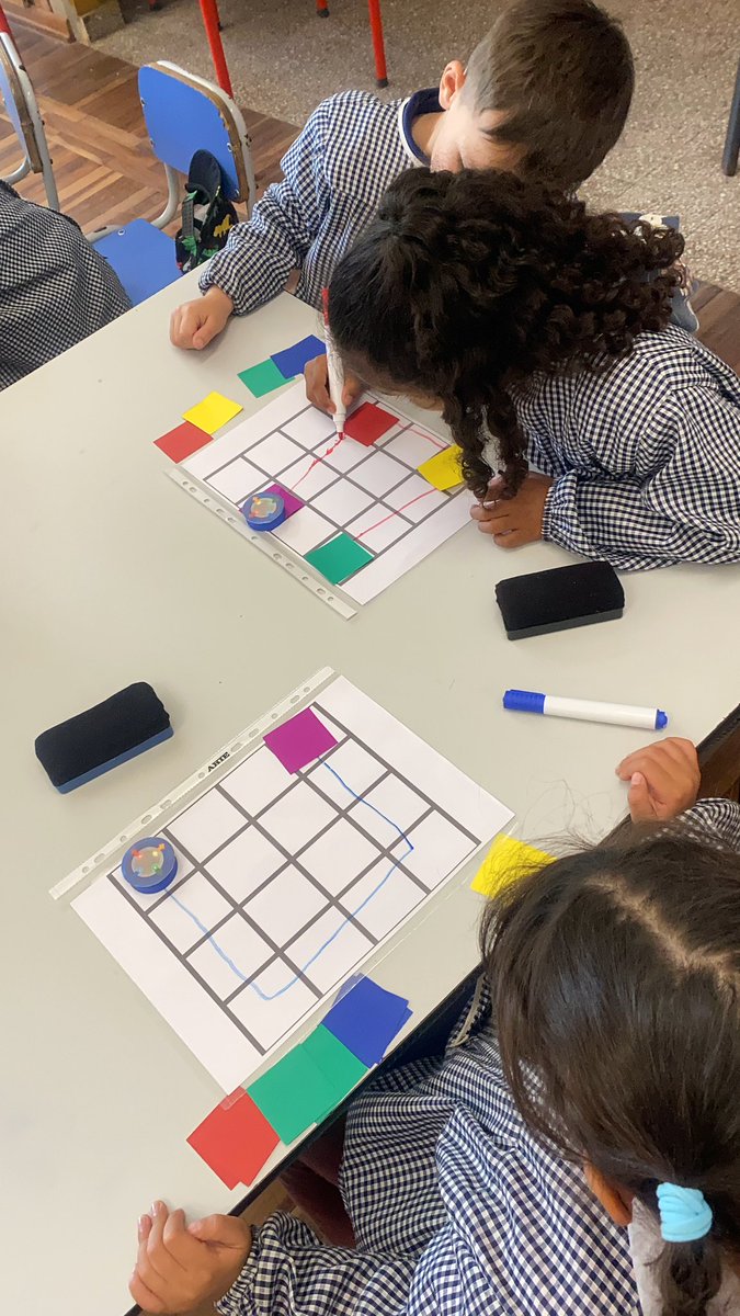 eliseli_'s tweet photo. Continuamos trabajando en #pensamientocomputacional con Robotito. Bajo la atenta mirada de @ewe_linka y Romina exploramos distintas actividades. Teoría y práctica, investigación y acción, pero sobre todo mucha creatividad para crear propuestas adecuadas para la primera infancia. https://t.co/UR0njqKLjx