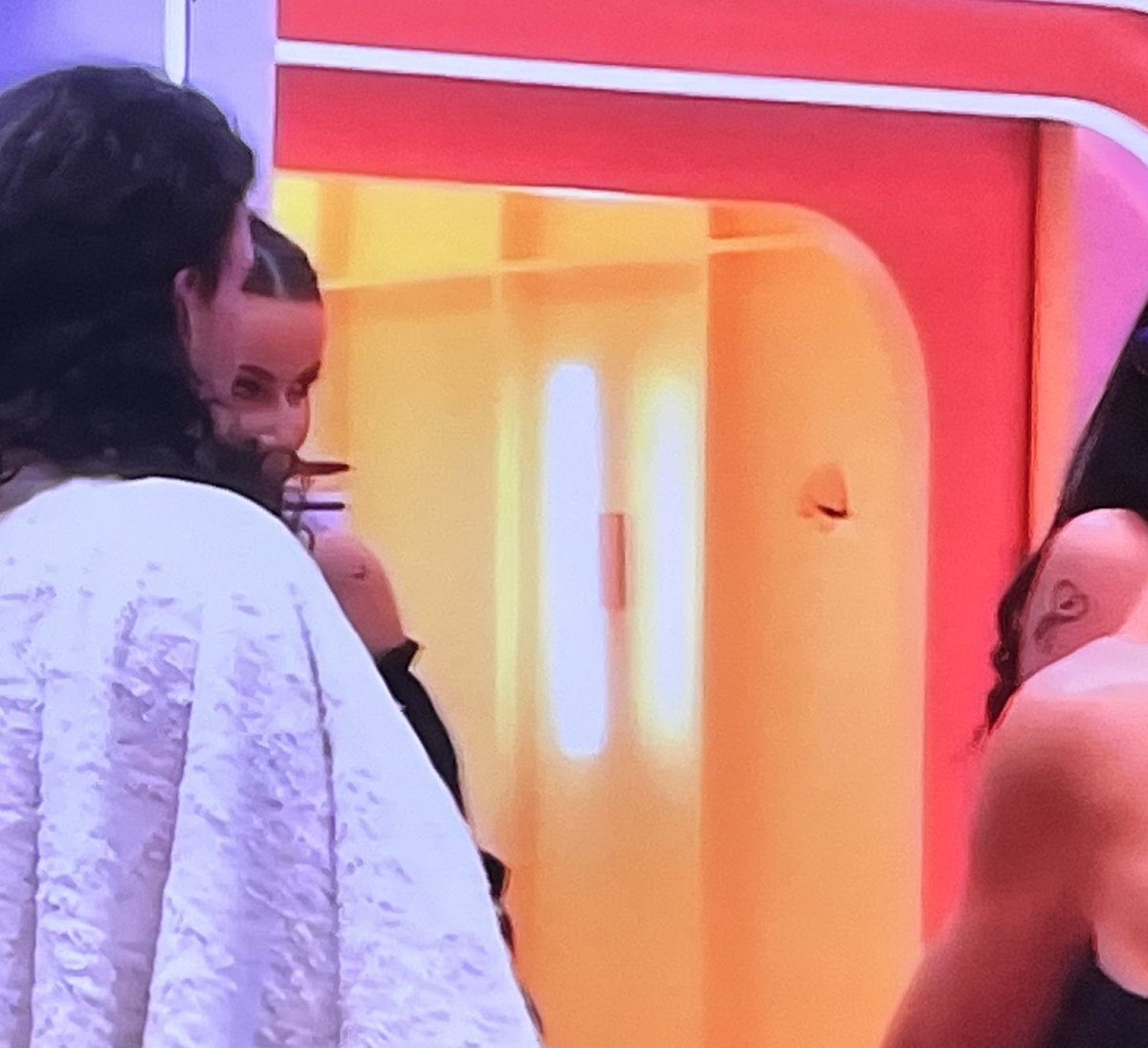 macarena1331's tweet photo. EL MOCOS VIOLENTO HA ROTO LA PARED?!?!? 
#GHVIP1D #GHVIPGala12 #GHVIP30N https://t.co/huIvMfXsyA