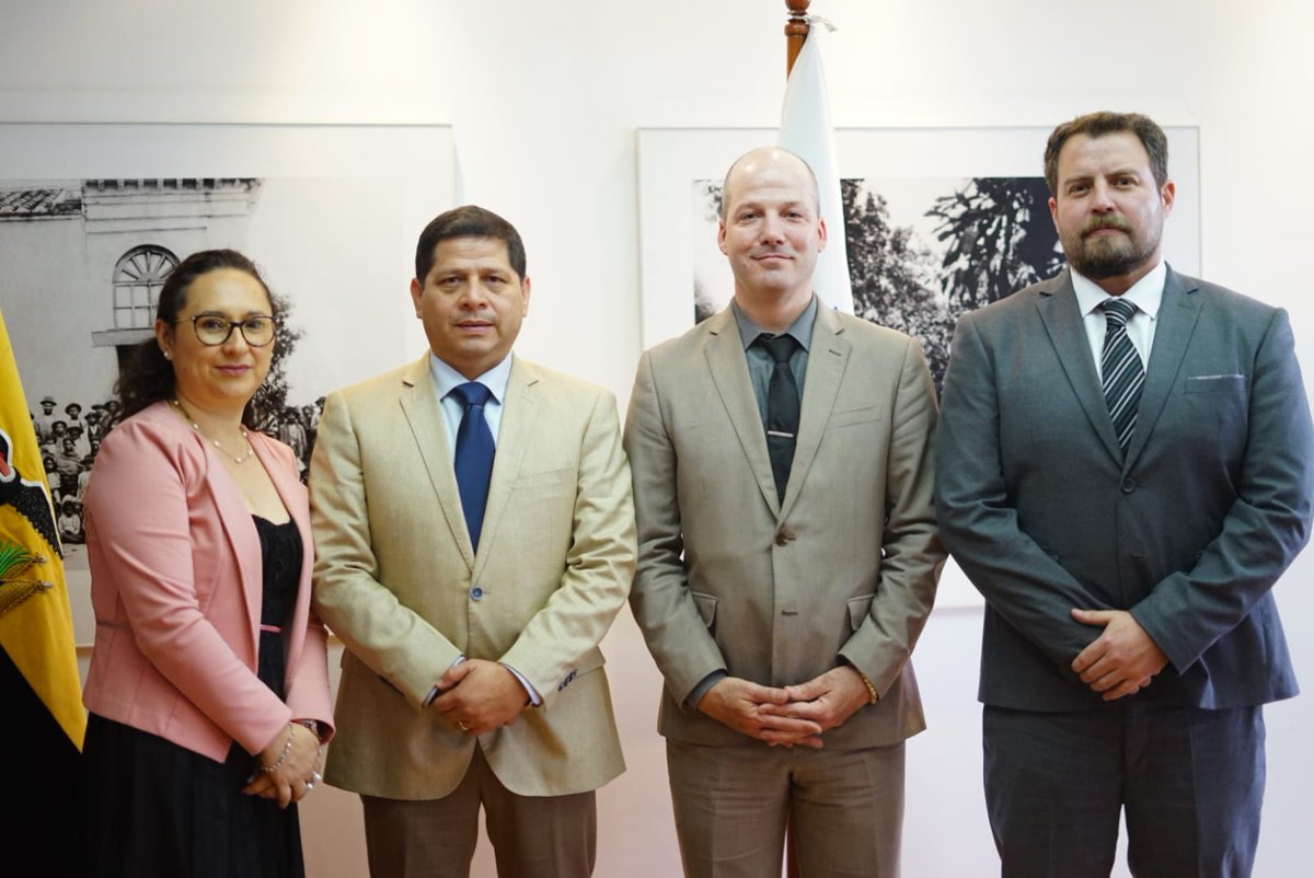 AgriculturaEc's tweet photo. #Quito | Nos reunimos con el @el_bid para fortalecer los lazos de trabajo, que nos permitan implementar proyectos de alto impacto en el sector agrícola, en pro de la producción nacional.

#ElNuevoEcuador 🇪🇨 https://t.co/NwvFMi4SPe