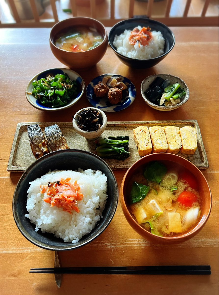 おはようフライデーございます。

今晩からまた実家泊まりなので野菜を消費したら緑色多めになりました。昨日の朝、余した鮭をフレークに、お味噌汁にはプチトマト。

我が子、遊んでいると3分に1回くらい「みてみてー👶」大丈夫、ずっと見てるよー

#朝ごはん