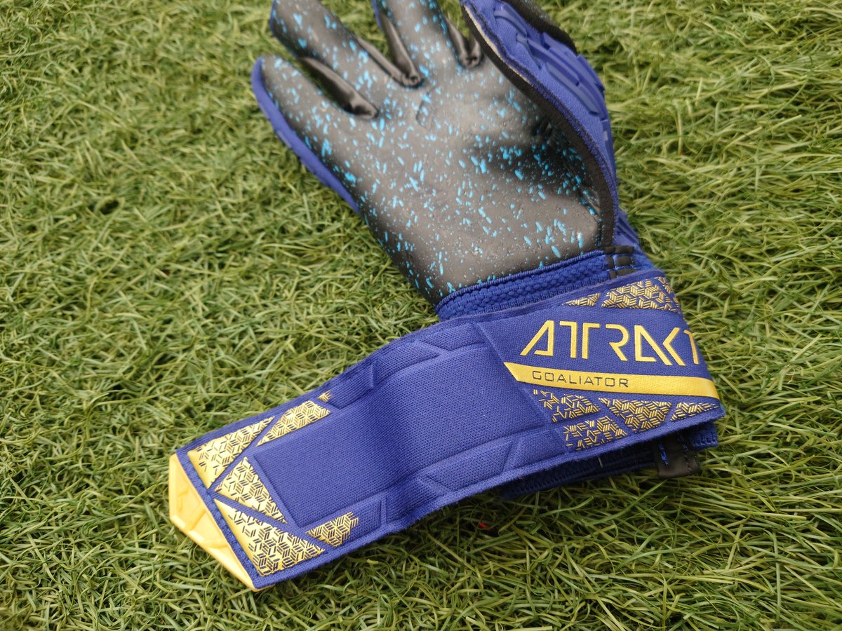 t_chiba_fb's tweet image. 🆕本日発売🆕

#reusch アトラクト フリーゲル フュージョン ゴアリエーター🧤

全天候対応＆耐久強化型の『FUSION』パーム採用
グリップ性抜群！💮

ネガティブカットですがタイト過ぎないフィット感です👌
甲の柔軟性もあり手を動かしやすい！

#ロイッシュ
#キーパーグローブ
#キーグロ
#ときわ千葉