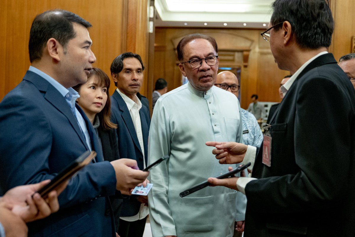 anwaribrahim's tweet photo. Alhamdulillah. Satu lagi kejayaan terpahat dengan pelaksanaan Identiti Digital Nasional atau Digital ID,  suatu bentuk pengenalan dan pengesahan diri individu secara digital,yang secara rasminya bermula hari ini. 

Malah, saya sendiri telah mendaftar dan mencubanya sendiri sebelum bermula mesyuarat Kabinet bersama Jemaah Menteri yang turut sama membuat membuat pendaftaran antaranya Timbalan Perdana Menteri merangkap Menteri Kemajuan Desa dan Wilayah, Datuk Seri Dr Ahmad Zahid Hamidi dan Timbalan Perdana Menteri merangkap Menteri Perladangan dan Komoditi, Datuk Seri Fadillah Yusof.

Sewaktu ditemui media, saya tegaskan, dan memberi jaminan, tiada cip dalam badan akan dimasukkan, mahupun rekod peribadi serta perbankan akan terbocor kononnya ini kebimbangan sesetengah pihak selepas pelaksanaan Identiti Digital Nasional.

Ini tidak berasas, sementelahan rakyat harus menerima kenyataan bahawa negara harus maju seiring dengan perkembangan semasa termasuk penggunaan teknologi.

Sayugia, mana-mana pihak yang saksi, perlu mendengar dahulu penjelasan daripada Kementerian Tenaga, Sains, Teknologi dan Inovasi (MOSTI) dan Kementerian Komunikasi dan Digital (KKD) berhubung Digital ID supaya ia tidak menjejaskan keyakinan mereka.

#MalaysiaMADANI