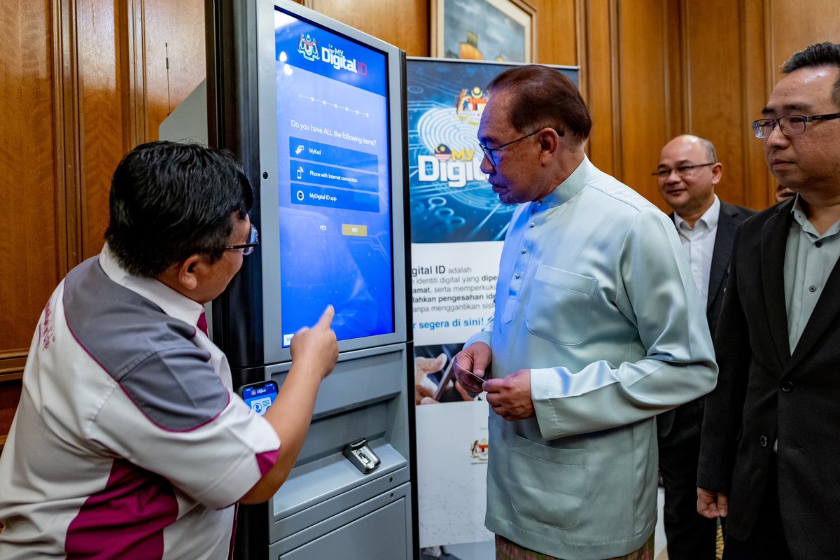 anwaribrahim's tweet photo. Alhamdulillah. Satu lagi kejayaan terpahat dengan pelaksanaan Identiti Digital Nasional atau Digital ID,  suatu bentuk pengenalan dan pengesahan diri individu secara digital,yang secara rasminya bermula hari ini. 

Malah, saya sendiri telah mendaftar dan mencubanya sendiri sebelum bermula mesyuarat Kabinet bersama Jemaah Menteri yang turut sama membuat membuat pendaftaran antaranya Timbalan Perdana Menteri merangkap Menteri Kemajuan Desa dan Wilayah, Datuk Seri Dr Ahmad Zahid Hamidi dan Timbalan Perdana Menteri merangkap Menteri Perladangan dan Komoditi, Datuk Seri Fadillah Yusof.

Sewaktu ditemui media, saya tegaskan, dan memberi jaminan, tiada cip dalam badan akan dimasukkan, mahupun rekod peribadi serta perbankan akan terbocor kononnya ini kebimbangan sesetengah pihak selepas pelaksanaan Identiti Digital Nasional.

Ini tidak berasas, sementelahan rakyat harus menerima kenyataan bahawa negara harus maju seiring dengan perkembangan semasa termasuk penggunaan teknologi.

Sayugia, mana-mana pihak yang saksi, perlu mendengar dahulu penjelasan daripada Kementerian Tenaga, Sains, Teknologi dan Inovasi (MOSTI) dan Kementerian Komunikasi dan Digital (KKD) berhubung Digital ID supaya ia tidak menjejaskan keyakinan mereka.

#MalaysiaMADANI