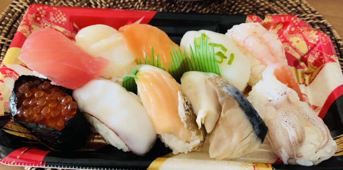 r59m428's tweet photo. #今日のお昼ご飯 
お寿司
れんこんのエビ入り揚げ物 https://t.co/G0BAl8tP7a