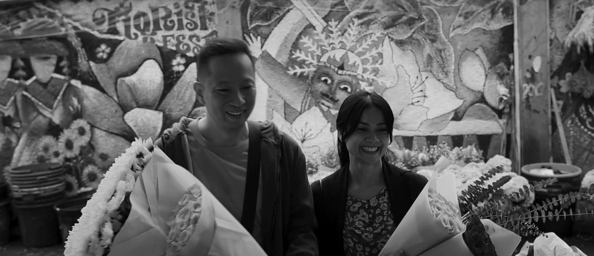 TarizSolis's tweet photo. Jatuh cinta sedalam-dalamnya ke 'Jatuh Cinta Seperti di Film-film' yg menjadi salah satu romcom terbaik yg pernah kutonton. Ku dibuatnya tergelak-gelak, tersipu-sipu & bercucuran air mata karena keindahan kisahnya.

Menceritakan seorang pria yg jatuh cinta pada sahabat SMA-nya yg baru menjanda & diam-diam menuliskan pengalamannya ini ke skenario film, karya terbaru Yandy Laurens ini bukan semata bicara peliknya melanjutkan hidup semasa berduka serta gimana manusia dewasa memandang jatuh cinta. Tapi juga berikan sindiran lucu ke sisi ngeselin perfilman Indonesia yg kebanyakan gimmick & drama.

Sungguh film yg menyenangkan & menghangatkan hati! ❤️