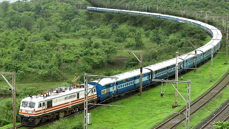 Champaranlive1's tweet photo. Kindly start Daily Superfast AC train between DBG/GKP to Pune. There is no Daily direct connectivity between DBG/GKP to Pune. Railway operating train for Mumbai only.
@drmljn
@ECRlyHJP @GM_ECRly @nerailwaygkp @RailMinIndia 
@drmpune @drmbct  @Gmwrly https://t.co/RJJgis6YF0