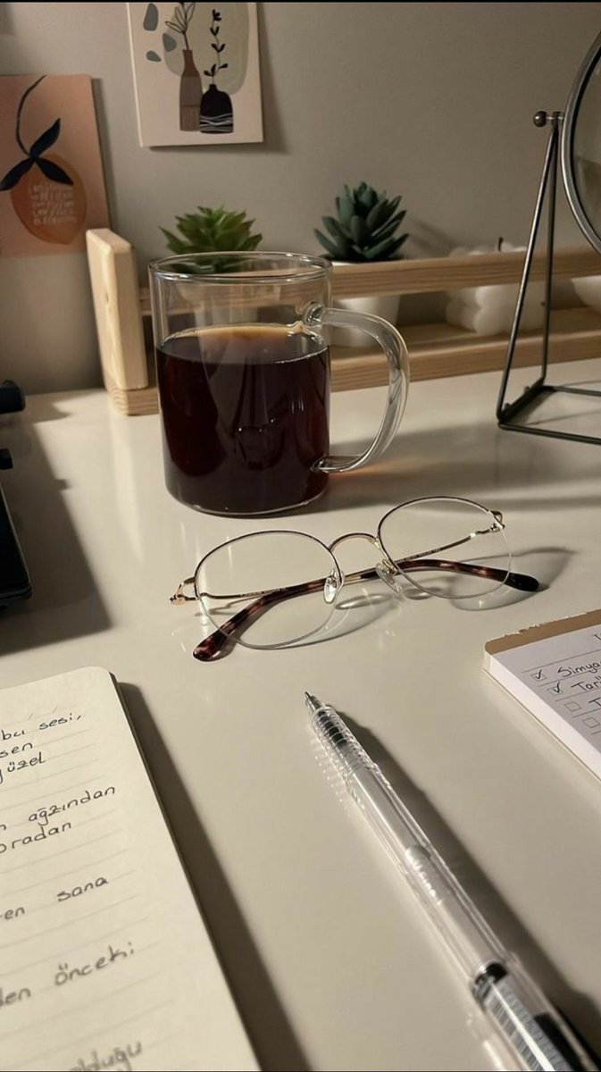 gihstudy's tweet image. ° #studytwt #studytwtbr
•intro•

— gih | 2002
— vestibulanda de medicina 
— foco: enem e outros vest.
— rotina e estudos 
♡ livros, música, autocuidado