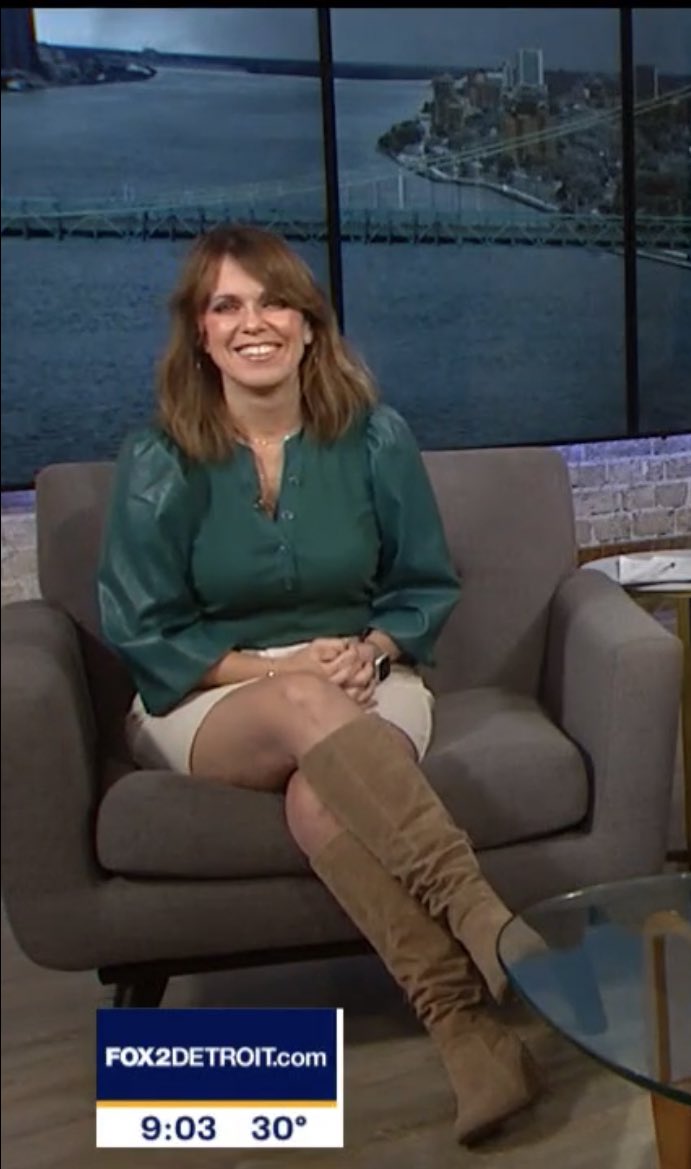 watchertv2000's tweet image. #BootBabe @fox2deena