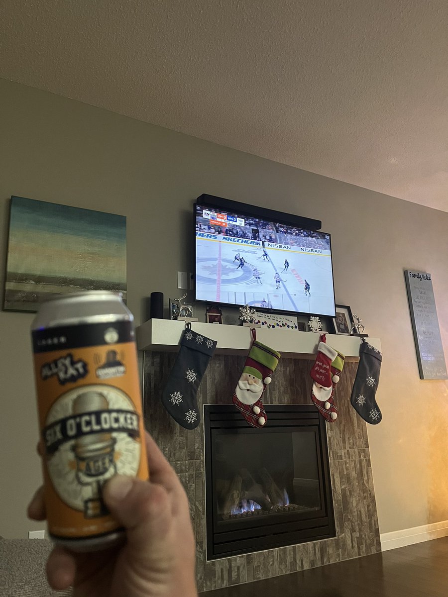 RossLongson's tweet photo. @yegsportstalk @nielsonTSN1260 @Lieutenant_Eric @matthewiwanyk @TomGazzola life’s good. #sixo’clockerlager https://t.co/INvCkUwrdA
