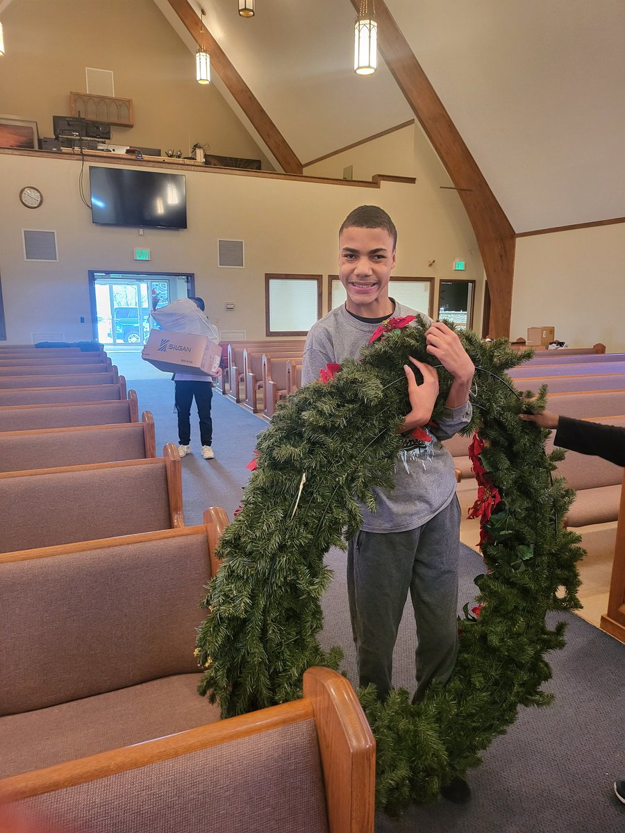Krislovesschool's tweet photo. Ben Davis High School students giving back in the community. 
@dantedebrown 
@squire16 
@HarrisLeads 
@DrLindaWatkins https://t.co/hSRChQqjim