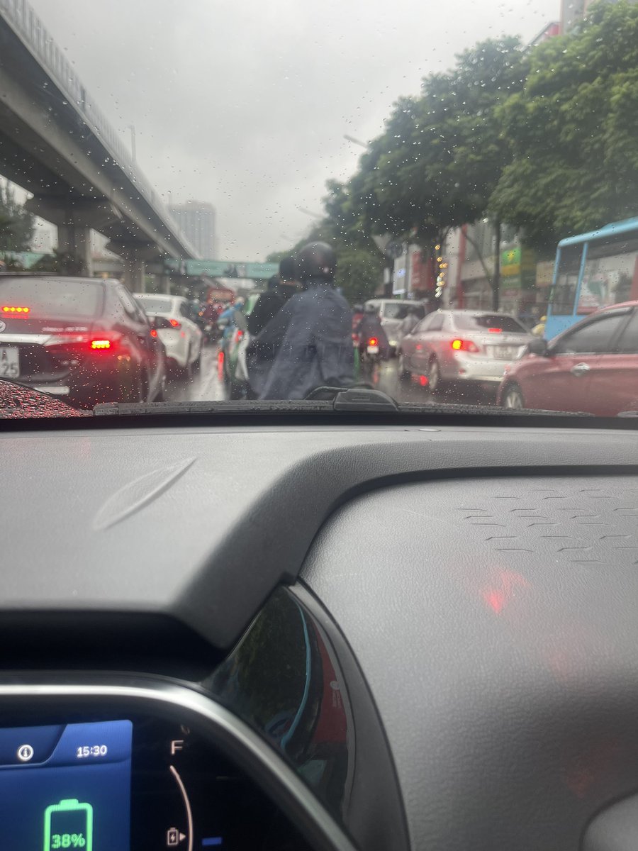 Tien300993's tweet photo. Trời mưa cái là ntn ngay !!! Cả nhà mình đi làm hết chưa nhỉ? https://t.co/sTdpGChv2z