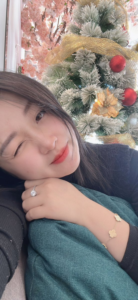 Hello December! Tháng cuối cùng của một năm rồi nên hãy là một tháng tốt lành, đem lại niềm vui và tiếng cười cho gia đình và bạn bè tôi nhé! ❤️