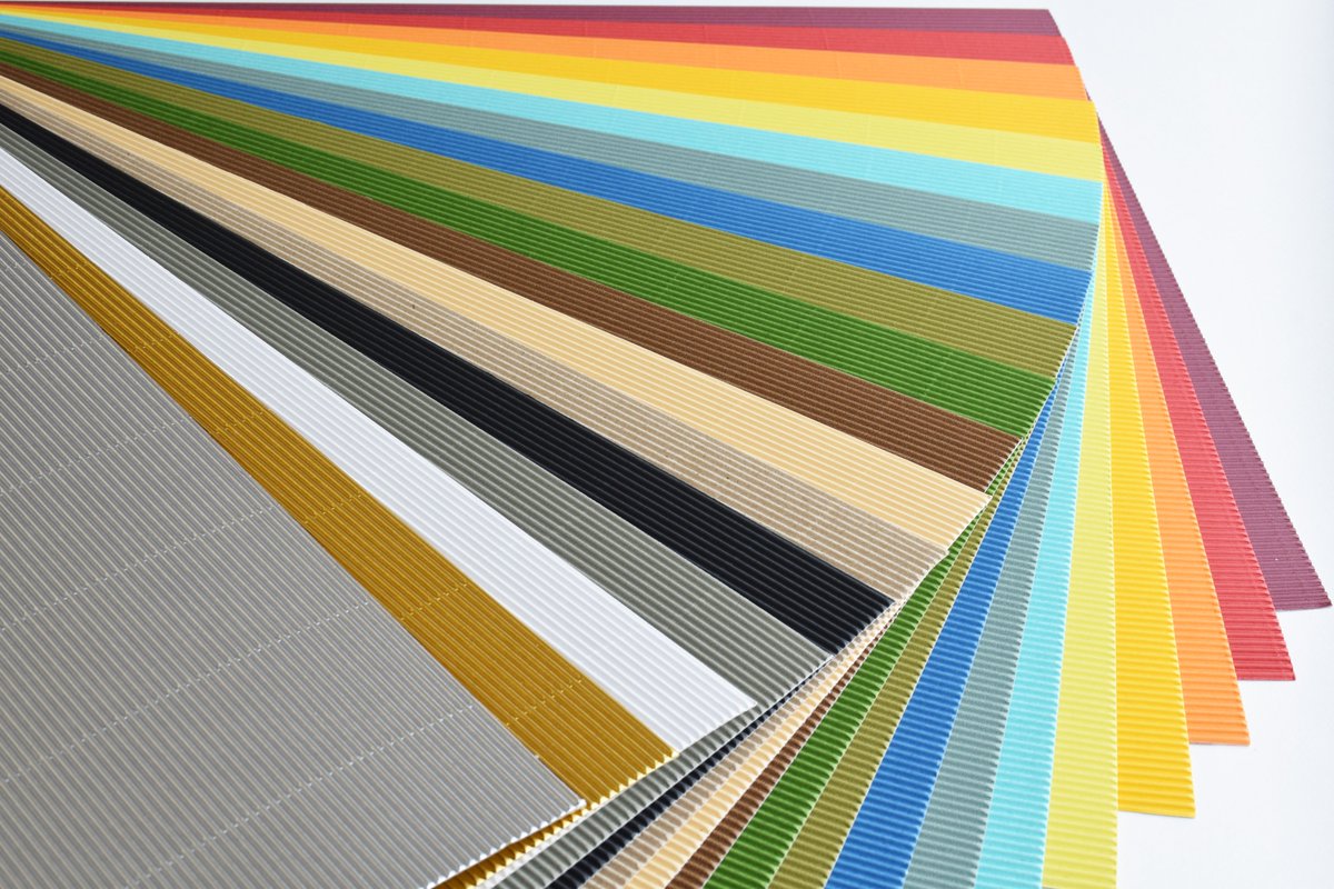 表現方法さまざま！リップルボード  片面に凹凸の入ったカラフルなダンボール板！今年のレモン展でも多くの模型に使用されていました😲建築模型の屋根や壁の表現、🏡1/50のスケールで階段としても使用できます🙆‍♀️  本店2階にて販売中です✨ #レモン画翠 #レモン2階 #卒制