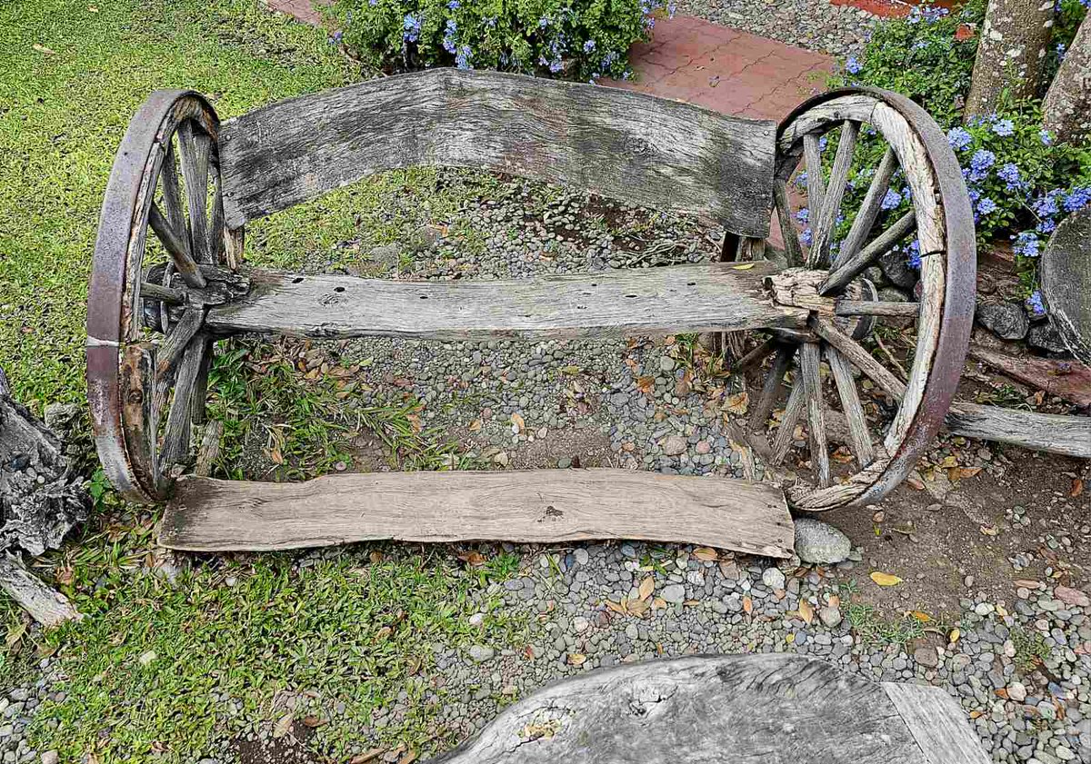 Rustic old wooden wheel benches make great outdoor seating and are full of charm and character.
#outdoorfurniture #outdoorseating #woodenwheelbench #rusticfurniture #landscapingideas #dreamyard #DY