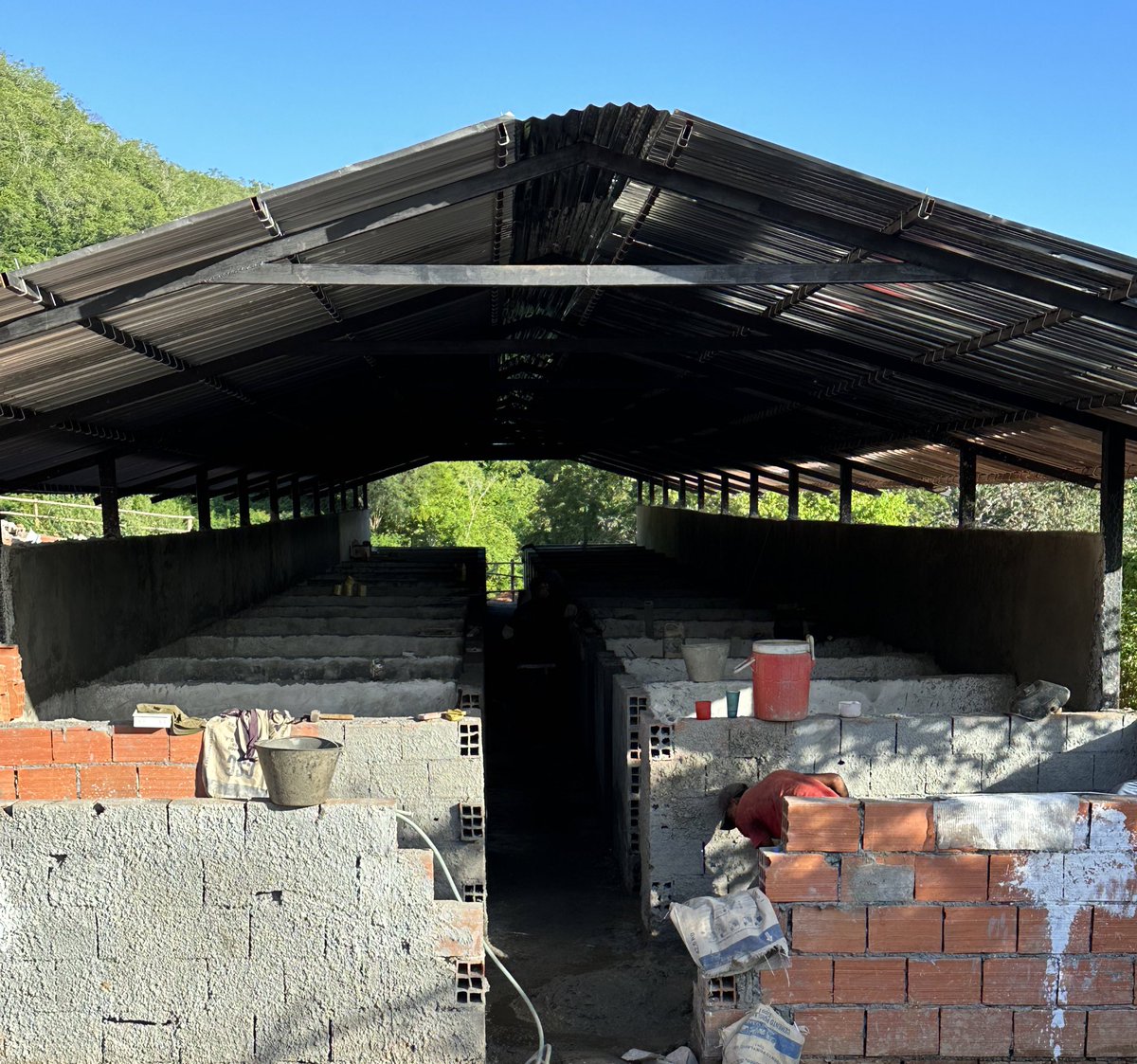 We continue with the work in the shelter, the walls have been raised, both ends are missing but we must bring the evaporators to close to size 🙏🏻 But tomorrow is pay day for the workers and we are left again without cement, which is necessary for everything what they are doing 🆘