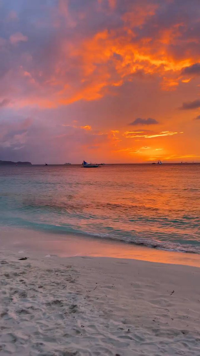 Enjoy the romantic moment and cherish daily life.