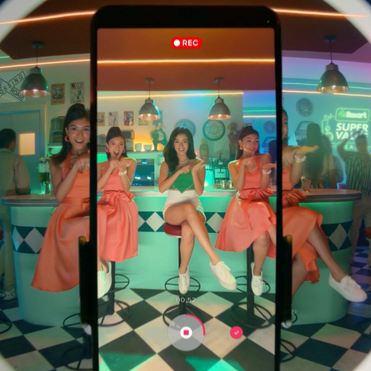 LiveSmart's tweet image. Donny and Belle had a blast dancing to TikTok challenges, sharing idol fancams, taking Gen Z selfies, and more! All thanks to Smart Power All 99.

Try it now: smrt.ph/PA2tw

#PowerandMagicofSmart