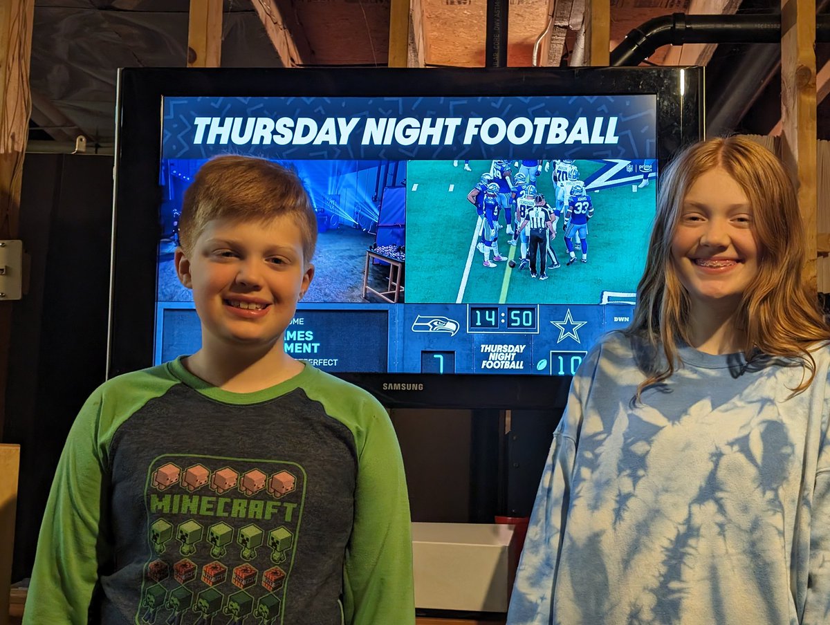 andyhenderson32's tweet photo. Kids love watching football with @DudePerfect 
#tnfdudeperfect https://t.co/CTU12Br4tc