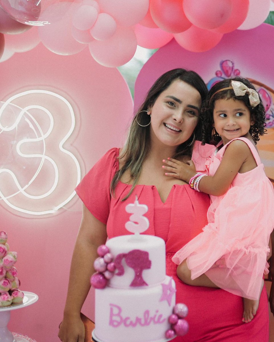 sarynhabibi's tweet photo. 3 aninhos da minha barbie preferida 💘 https://t.co/1yokr5q2DF