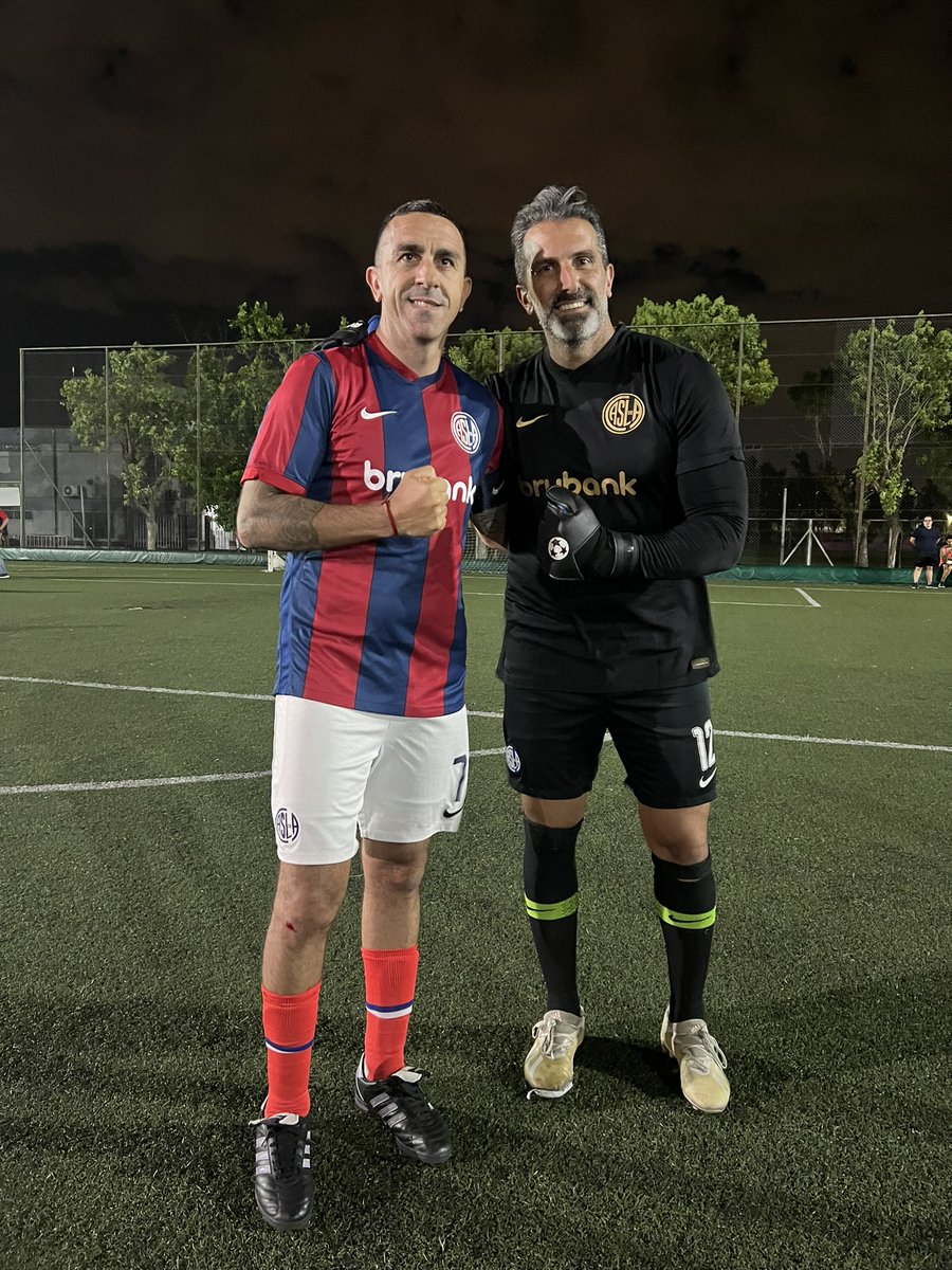 ⏱ Final del partido en Ciudad Deportiva .

#Sanlorenzo 2 - San Martín de Burzaco 2

Los goles del conjunto azulgrana los marcaron  Darío Bottinelli y Diego Yoder.

El Ciclón venció en los penales y clasificó a las semifinales de la copa de plata.

#VamosCiclón 🔵💪🔴