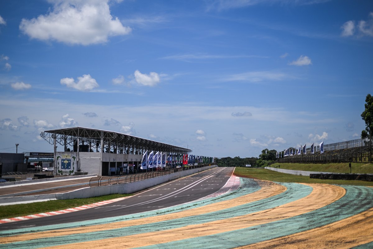 🔛 Hoy es viernes con 'V' de 'volvemos a correr'.

Estamos en Cascavel para la última de la temporada de <a href="/tcrsouthamerica/">TCR South America</a>, a las 15h será el track walk y a las 17:40h el Shakedown. ¡Vamos por todo

📷 TCR SA Media