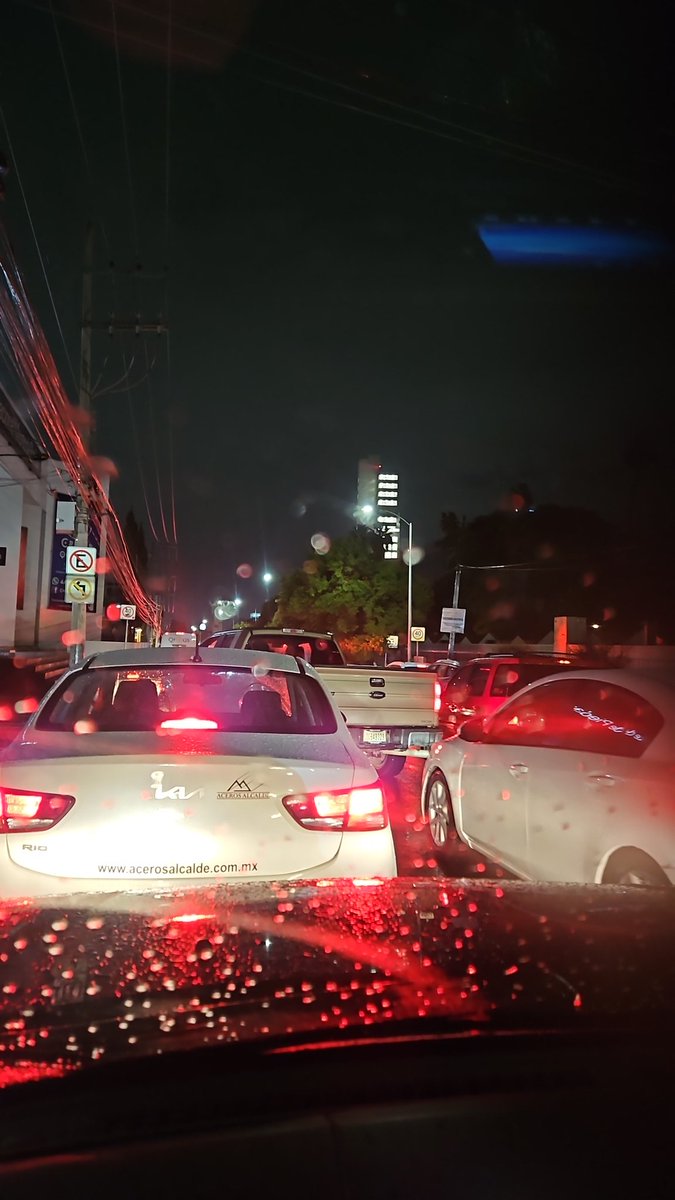 Más de una hora detenido en el estacionamiento de Av. Tecnológico,  esta muy bien lo de las obras pero mejoren el desahogo de vialidades!!! <a href="/makugo/">Mauricio Kuri</a> <a href="/AMEQueretaro/">Agencia de Movilidad del Estado de Querétaro</a>