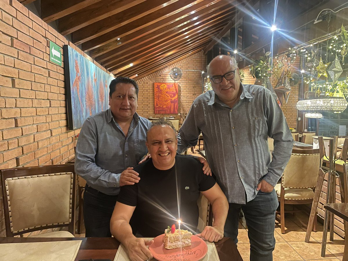marco_cuevas_'s tweet photo. Aquí celebrando como en los viejos tiempos con los viejos amigos, los amigos de verdad, los amigos de siempre . Feliz cumpleaños @hectorpablo_ @JavierVillacana https://t.co/10WwPiWhAP