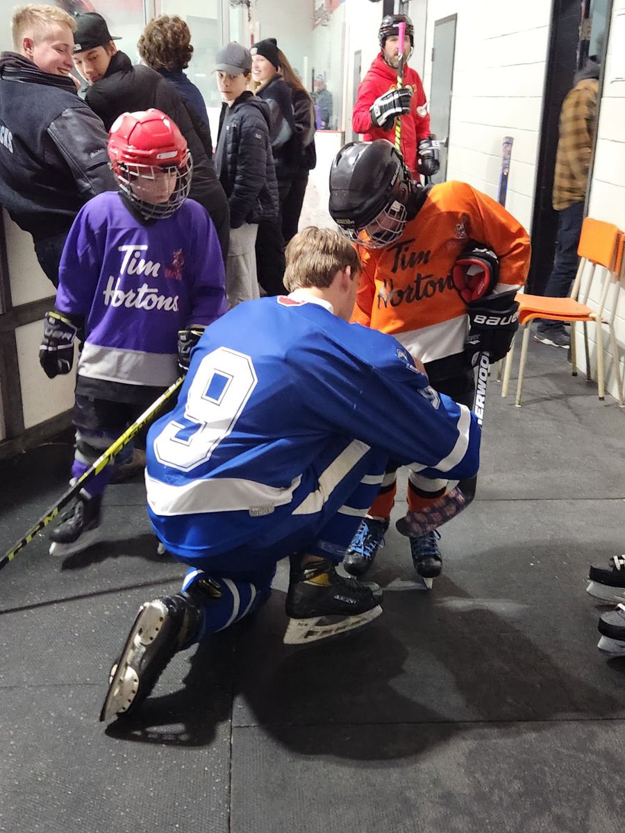 Making dreams come true!  
Captain Brendan Ryan signed a puck and jersey for a future mavericks player Jacob Kent.💙🤍