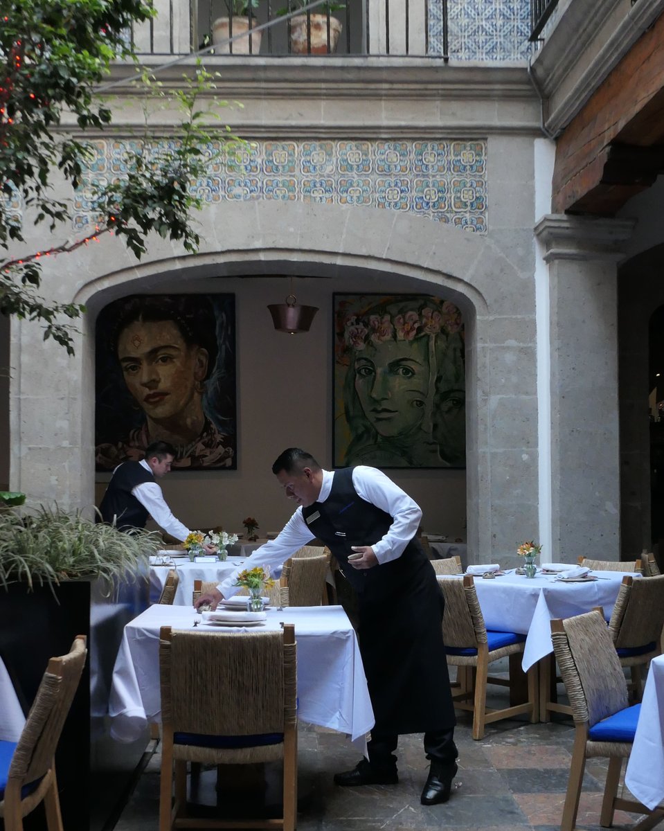 En #Azulísimo, cada plato es una obra maestra de la cocina mexicana. Descubre el arte de sabores auténticos, donde cada ingrediente se convierte en una experiencia única. Siente la creatividad en cada bocado. 🍽️✨ #Azulísimo #CocinaMexicana