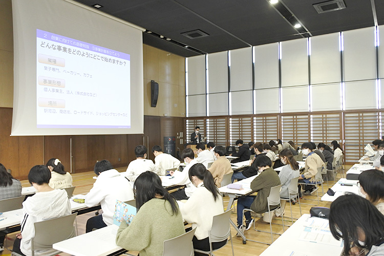 11月30日（木）にビジネス科と製菓・製パン科が「創業セミナー」の特別授業を実施しました😃
🔽詳しくはこちら🔽
numasen.ac.jp/2023/12/01/%e3…
#沼津 #沼情 #沼津情報ビジネス専門学校 #専門学校 #専門学校生 #ビジネス科 #製菓専門学校 #創業セミナー #ビジネスプラン #起業セミナー #特別授業 #セミナー
