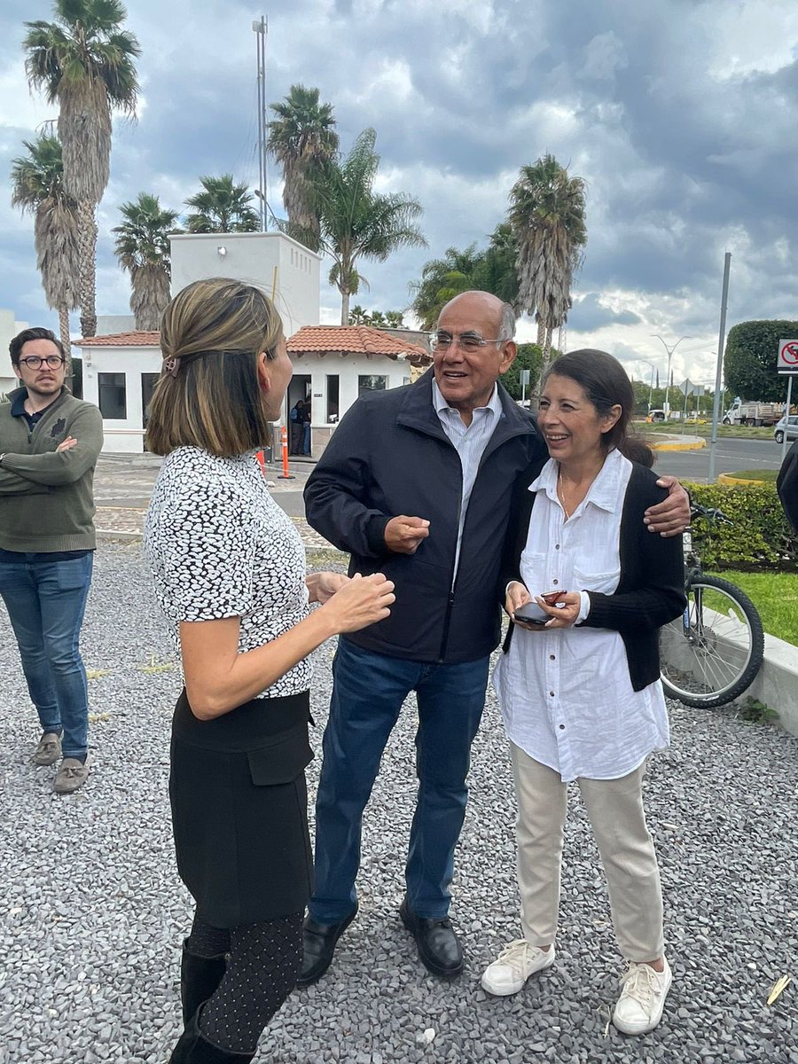 TonoZapataG's tweet photo. Un gusto saludar a las y los vecinos del fraccionamiento #RealdelBosque y platicar de las obras 🚧 de mejoramiento en beneficio de su calidad de vida. #Corregidora https://t.co/X7z0fQrjkS