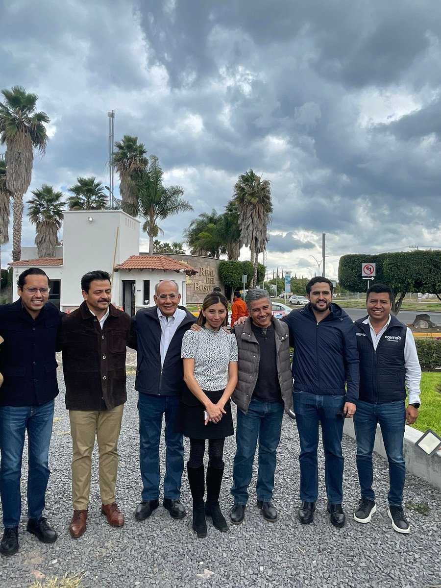 TonoZapataG's tweet photo. Un gusto saludar a las y los vecinos del fraccionamiento #RealdelBosque y platicar de las obras 🚧 de mejoramiento en beneficio de su calidad de vida. #Corregidora https://t.co/X7z0fQrjkS