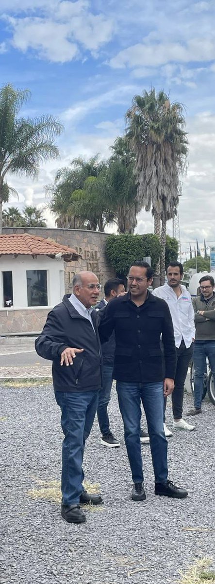 TonoZapataG's tweet photo. Un gusto saludar a las y los vecinos del fraccionamiento #RealdelBosque y platicar de las obras 🚧 de mejoramiento en beneficio de su calidad de vida. #Corregidora https://t.co/X7z0fQrjkS