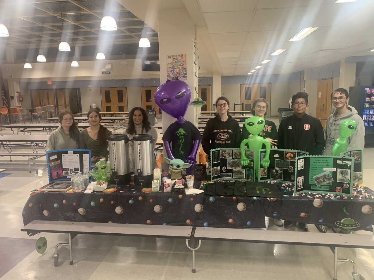 WPHSSciFiClub's tweet photo. Sci-Fi Club rocks the table at Parent Night for the Eighth Grade families. @wptigerpride #scificlubproud #wpproud https://t.co/voJzKoBWav
