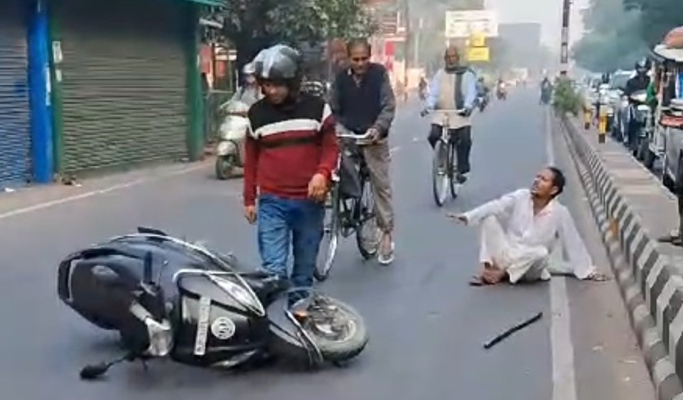 tusharcrai's tweet photo. #Traffic_month_ends
गुरुवार को ट्रैफिक माह समाप्त हुआ। पूरे माह (नंवबर) #TrafficAwareness के लिए तमाम कोशिश की गई। इसका कितना असर हुआ तस्वीरों में दिखाई पड़ रहा है!
#TrafficPolice #TrafficRules #Lucknowpost https://t.co/bfd8xjsuFJ