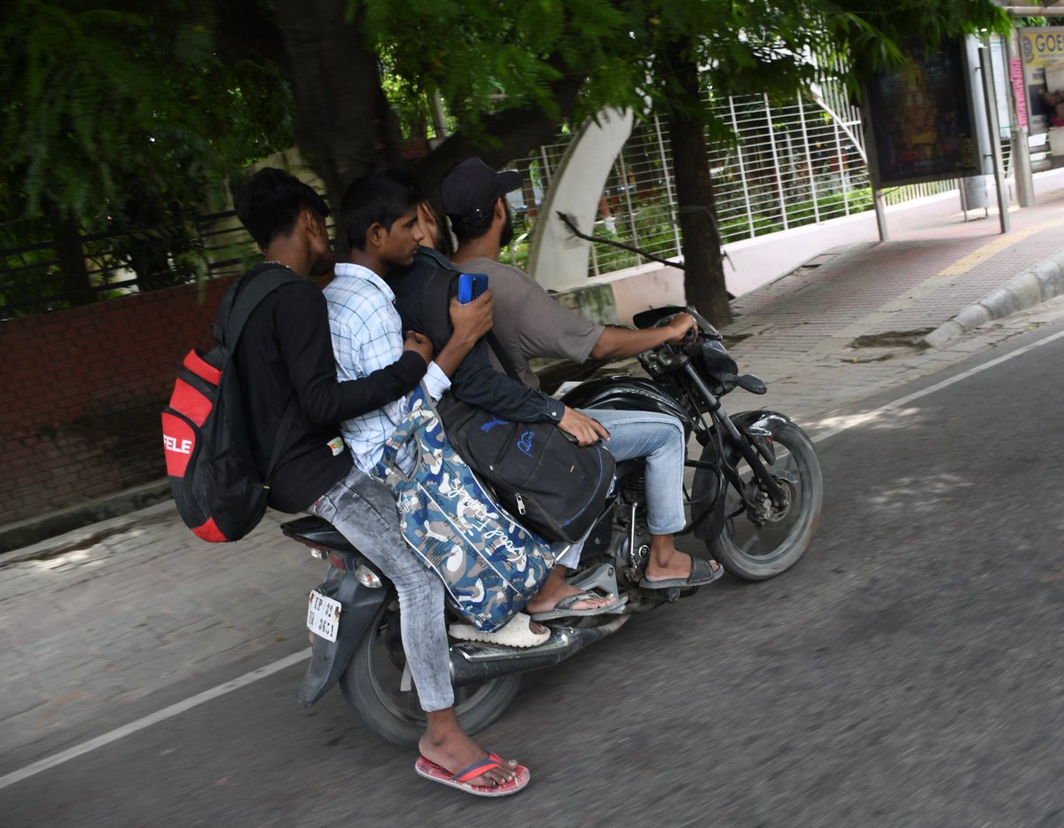 tusharcrai's tweet photo. #Traffic_month_ends
गुरुवार को ट्रैफिक माह समाप्त हुआ। पूरे माह (नंवबर) #TrafficAwareness के लिए तमाम कोशिश की गई। इसका कितना असर हुआ तस्वीरों में दिखाई पड़ रहा है!
#TrafficPolice #TrafficRules #Lucknowpost https://t.co/bfd8xjsuFJ