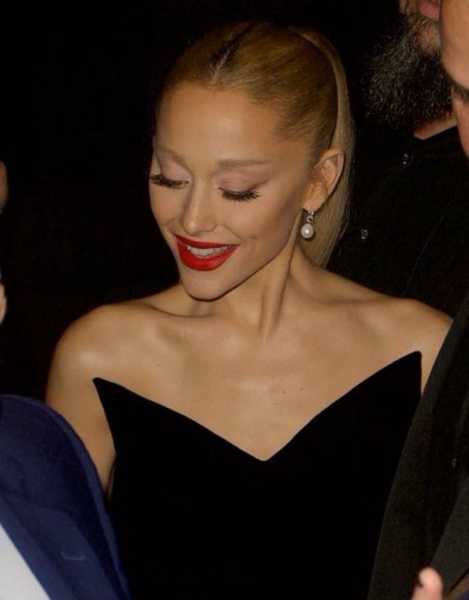 atrizariana's tweet photo. "só acredito porquê tem imagens" uma thread sobre coisas da ariana grande que até hoje não creio que aconteceram mesmo: https://t.co/zYvU0wt4KW