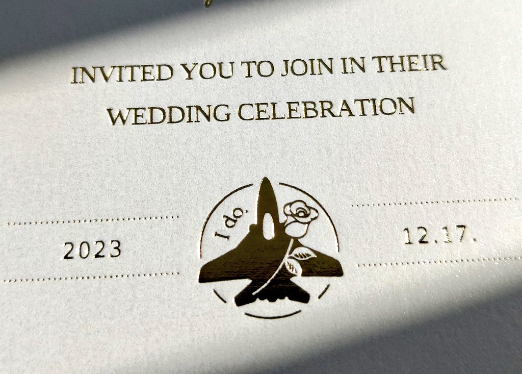 結婚式の招待状が届きました！
細かいところまで大変綺麗に箔押しされていて、素晴らしい仕上りです………✨

ガッツリお名前が入っておりますので、全体像はお見せできないのですが、一部だけ………