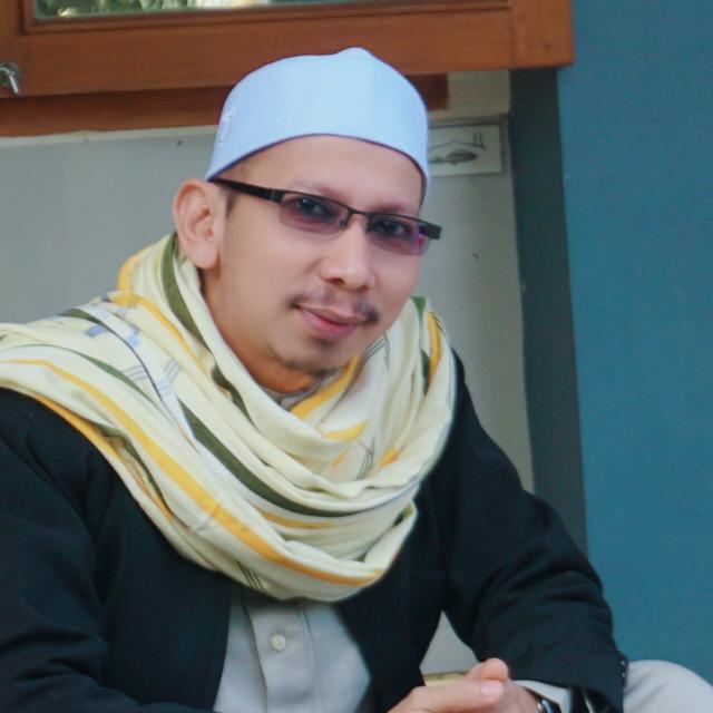Bukan kader partai, Bukan Caleg, Bukan Jubir. 
Hanya penunggu hasil istikharah dan 
tanda tangan “pakta integritas”.

Akan mendukung calon pemimpin yang baik untuk agama, bangsa dan negara.

Menurut sobat,
Lebih cocok gabung ke paslon nomor berapa ya?