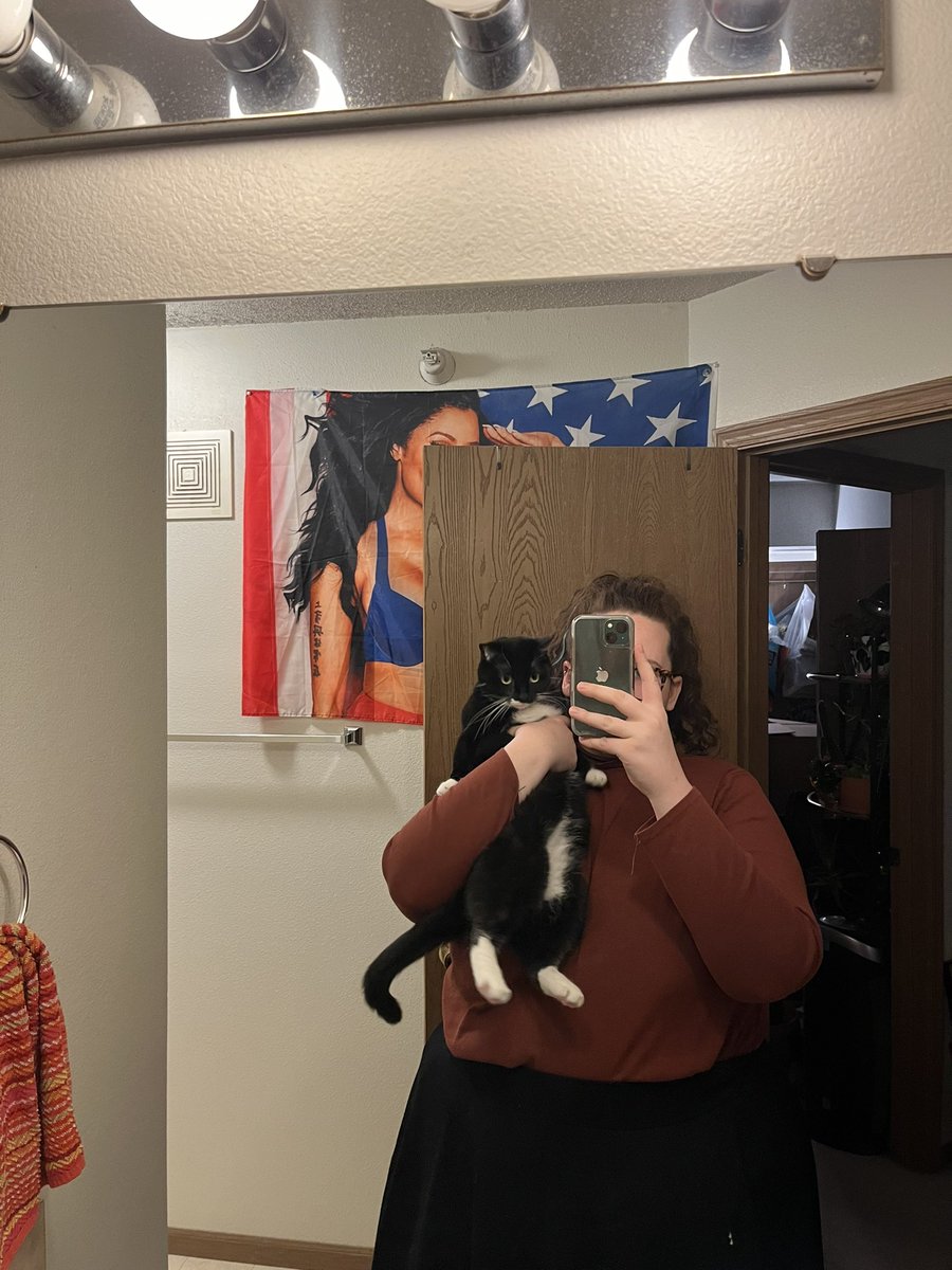 jessicahufff's tweet photo. me and a skunk i found https://t.co/TjVCHjRgwI