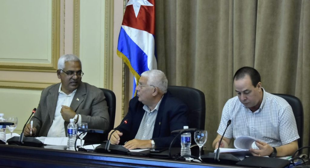 Previo a su discusión y análisis en la venidera sesión ordinaria de la X  Legislatura de la Asamblea Nacional del Poder Popular, los diputados de  todo el país debatieron por videoconferencia el proyecto de Ley de  Salud Pública .

👉acortar.link/dZhXdw

#CubaPorLaVida
