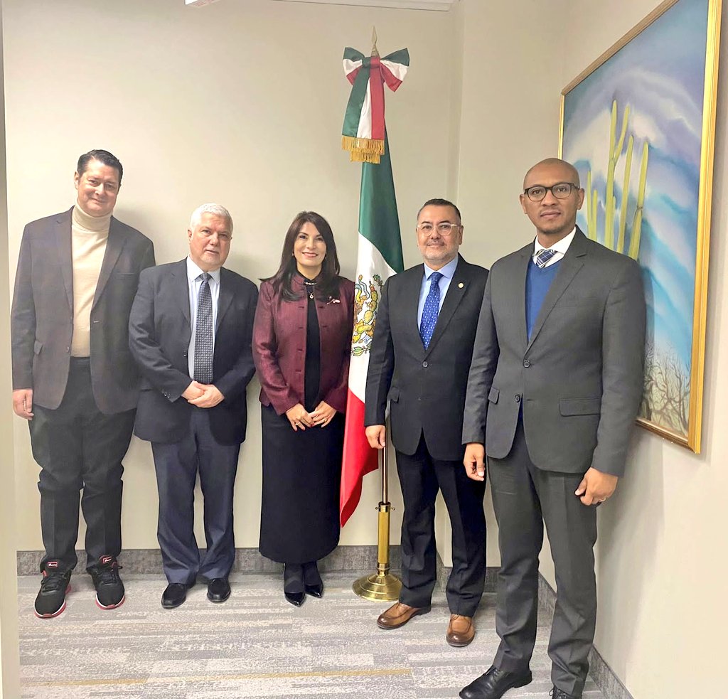 En el marco de la inauguración del @ConsGtToronto, Canadá, el #ViceCancillerGT junto a diplomáticos guatemaltecos, se reunieron con funcionarios del Consulado General de México.