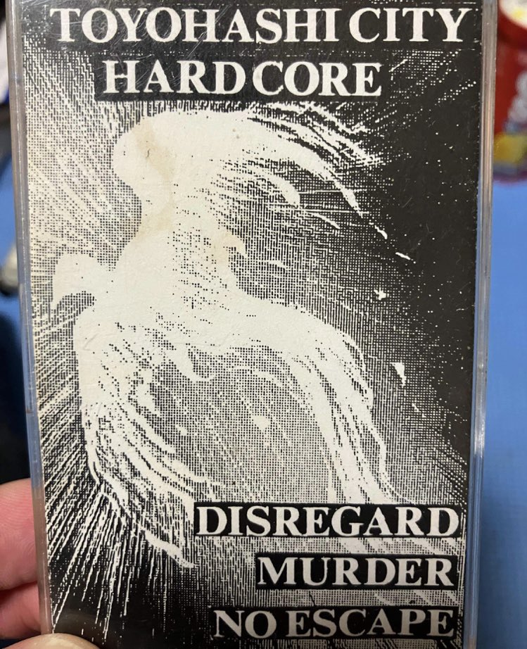 strip_trip's tweet image. 30年以上前の豊橋シティーHCのカセットテープを、九州UNEQUAL REALITYのカズヲくんが持ってて写メしてくれました。このカセット、九州に持ち込んだのはウチのバンドですね。よー、持ってましたよね？！俺は持ってないですよー。ありがとうございました。懐かしー　#TCHC