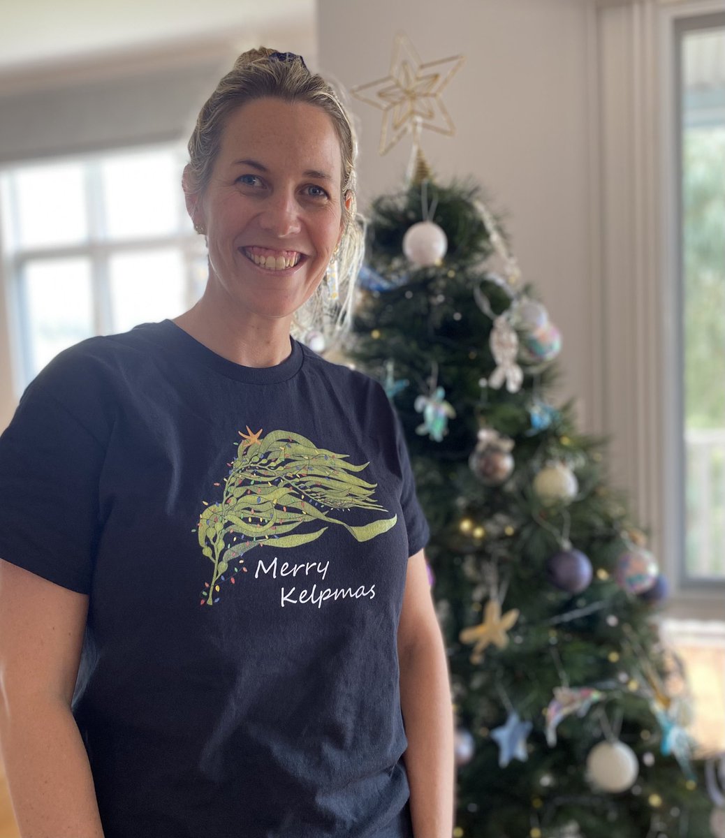 When your work colleagues send you “kelpmas” gifts, you know they are your people. Thank you @mary_a_young for the tee! Merry kelpmas to you all on this 1st December #phycologyfriday!
