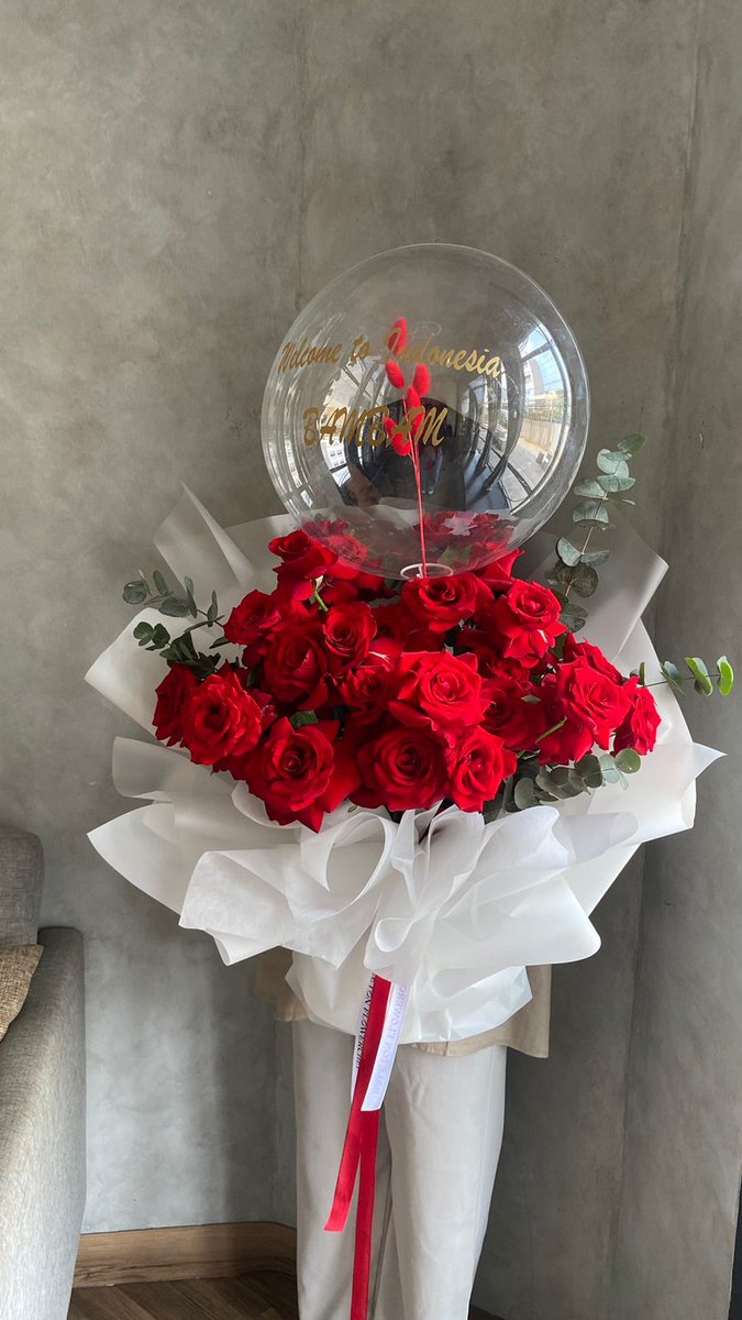 GOT7_IIU's tweet photo. IGOT7 Indonesia welcomed BamBam with a bouquet of roses for Spotify Wrapped 2023 Indonesia💚

#SpotifyWrappedXBamBam #SpotifyWrapped2023 #BamBaminIndonesia #BamBamJakarta @BamBam1A @GOT7 https://t.co/c3YWAs6TmX