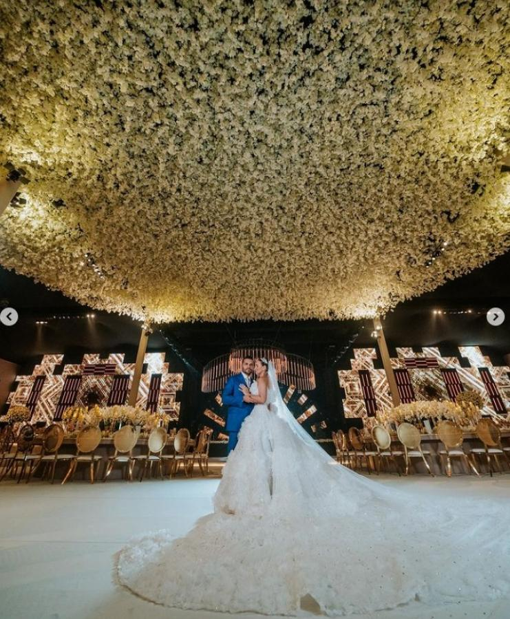 Cada pobre que existe só é pobre para sustentar a elite!

O casamento de Rayssa Scheffer, filha do "barão do agronegócio", foi uma verdadeira extravagância. R$15 milhões, artistas renomados, 1,5 mil convidados, e uma decoração inspirada nos Emirados Árabes. Enquanto isso, o