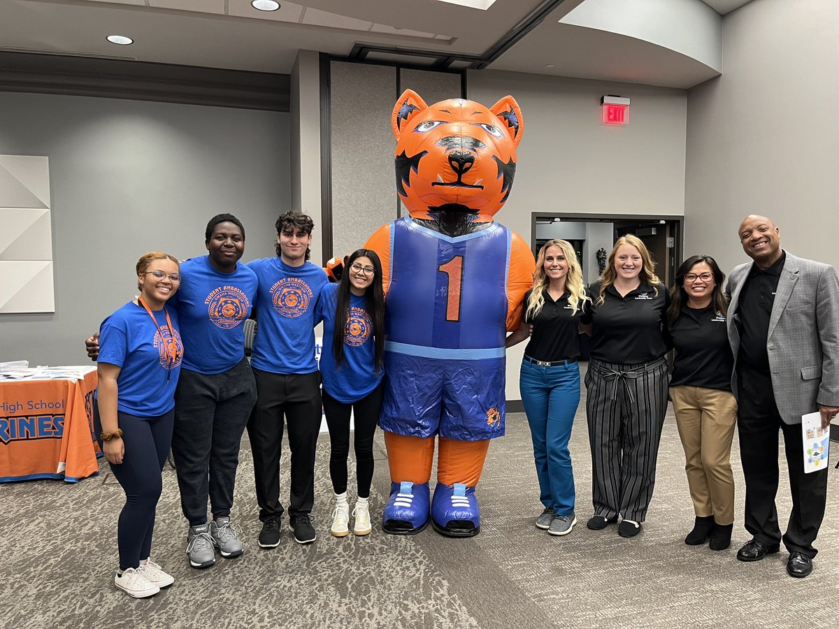 GorrinJM's tweet image. Had a great crew tonight to represent @OPS_Westview at the @OmahaPubSchool high school showcase! So exciting to meet all of the prospective students!